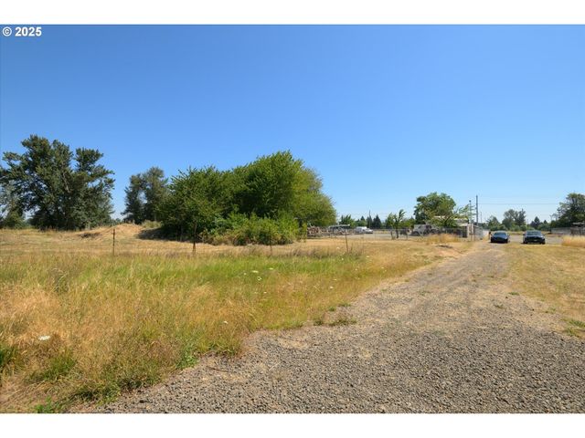 2002 KINTYRE St, Eugene, OR 97402