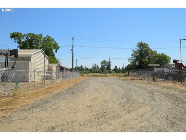 2002 KINTYRE St, Eugene, OR 97402