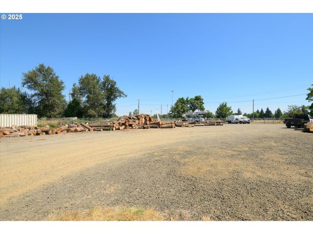 2002 KINTYRE St, Eugene, OR 97402