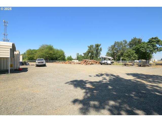 2002 KINTYRE St, Eugene, OR 97402