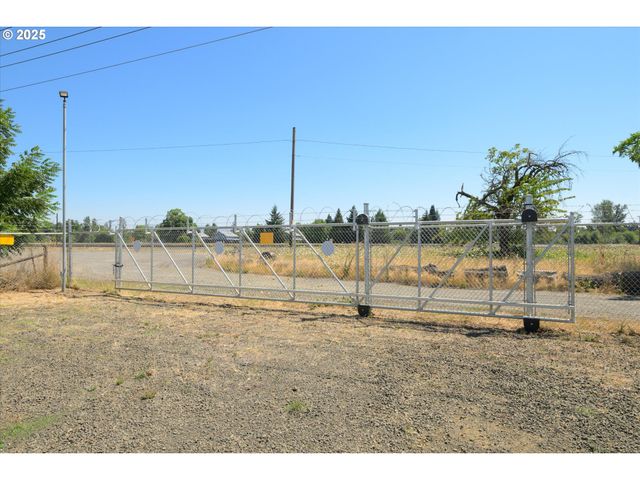 2002 KINTYRE St, Eugene, OR 97402