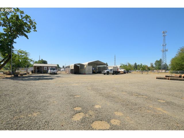 2002 KINTYRE St, Eugene, OR 97402