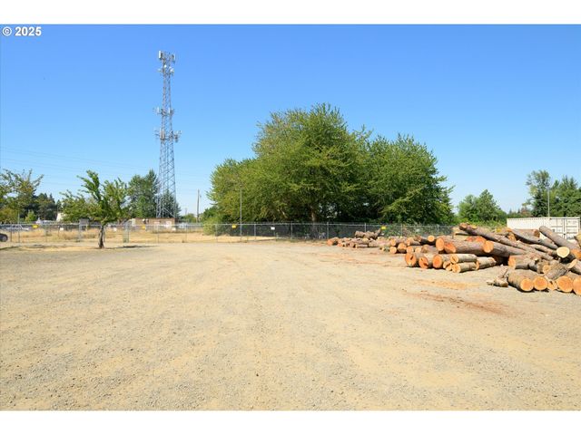 2002 KINTYRE St, Eugene, OR 97402