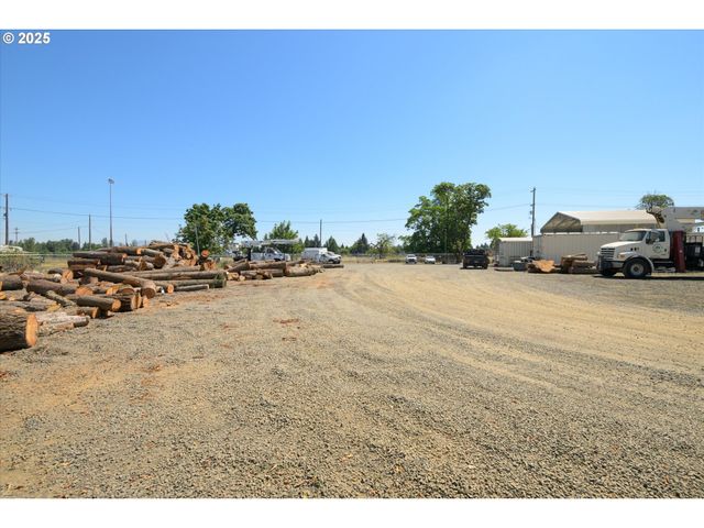 2002 KINTYRE St, Eugene, OR 97402