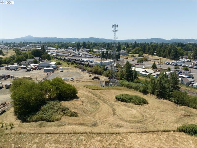 2002 KINTYRE St, Eugene, OR 97402