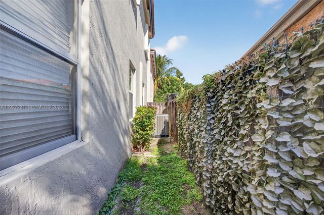 9002 SW 214th Ln, Cutler Bay, FL 33189