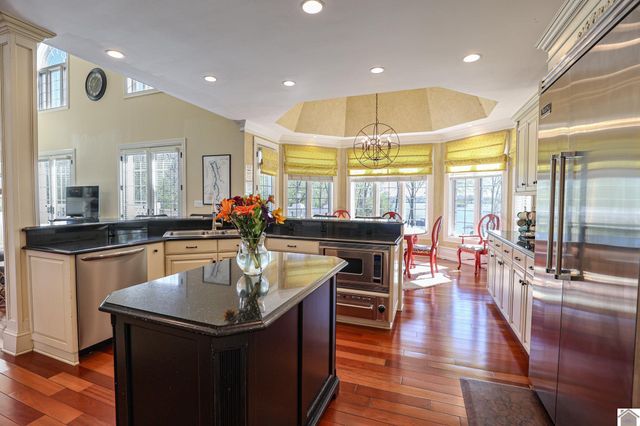 23 Tralee Ct, Benton, KY 42025