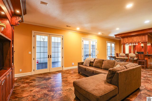 23 Tralee Ct, Benton, KY 42025