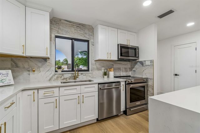 2550 GOMAZ WAY S, St Petersburg, FL 33712