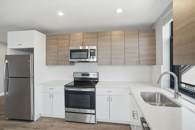 632 Centre St 204, Boston, MA 02139