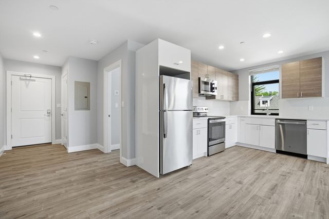 632 Centre St 204, Boston, MA 02139