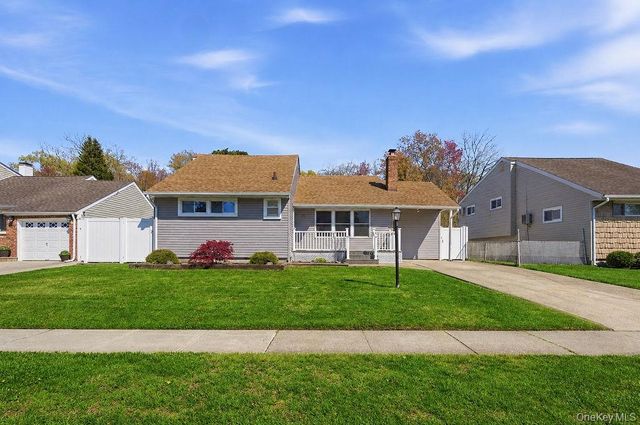 27 Jane Drive, North Babylon, NY 11703