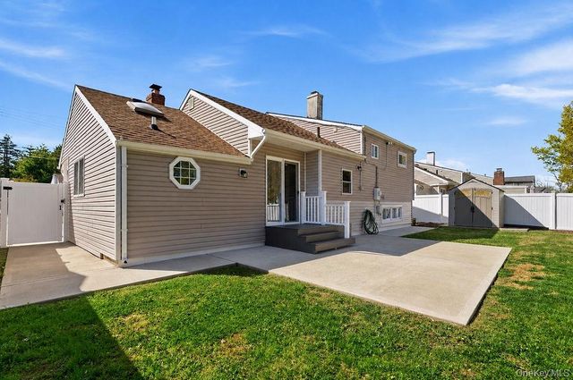 27 Jane Drive, North Babylon, NY 11703