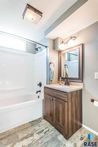 1900 S Lake Ave Avenue, Sioux Falls, SD 57105