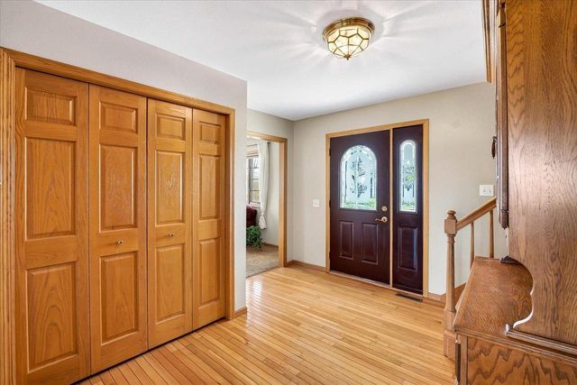 1205 Greenbrier Drive, Waunakee, WI 53597