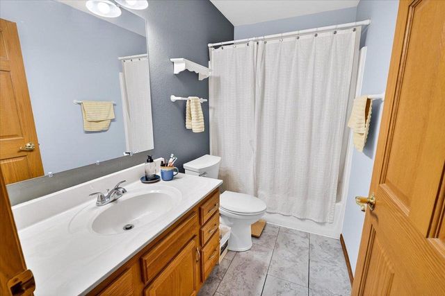 1205 Greenbrier Drive, Waunakee, WI 53597
