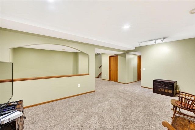 1205 Greenbrier Drive, Waunakee, WI 53597