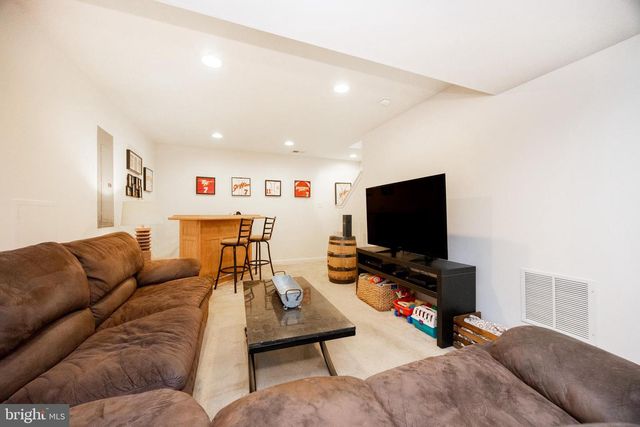 102 DAGUE FARM DR, Coatesville, PA 19320