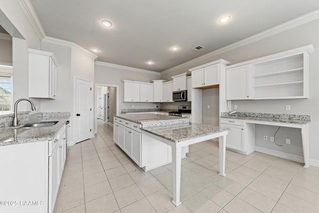 208 Meadowland Drive, Lafayette, LA 70507