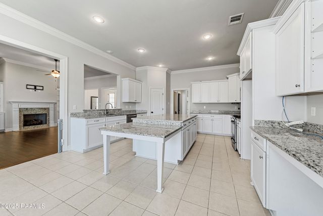 208 Meadowland Drive, Lafayette, LA 70507