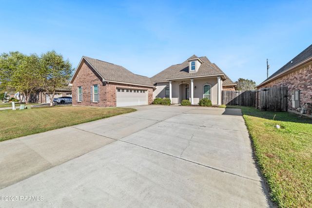 208 Meadowland Drive, Lafayette, LA 70507