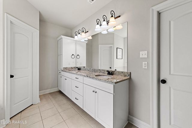 208 Meadowland Drive, Lafayette, LA 70507