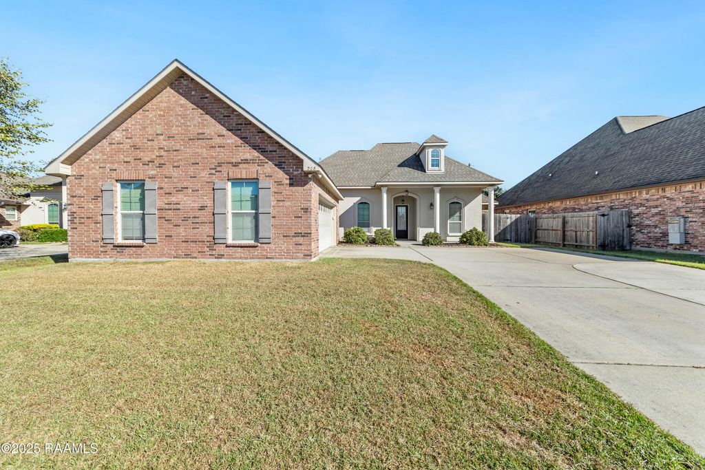 208 Meadowland Drive, Lafayette, LA 70507