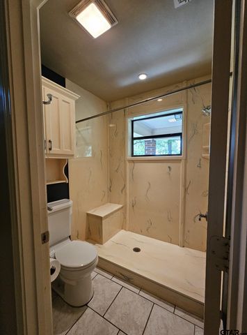 5731 N Cape Dr, Chandler, TX 75758