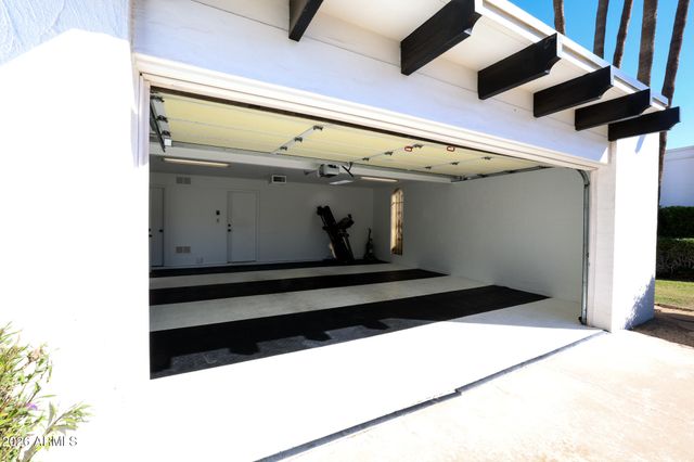16 E CALAVAR Road, Phoenix, AZ 85022