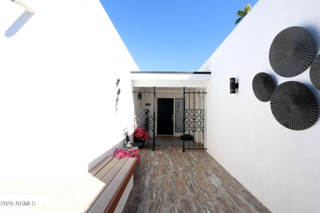 16 E CALAVAR Road, Phoenix, AZ 85022