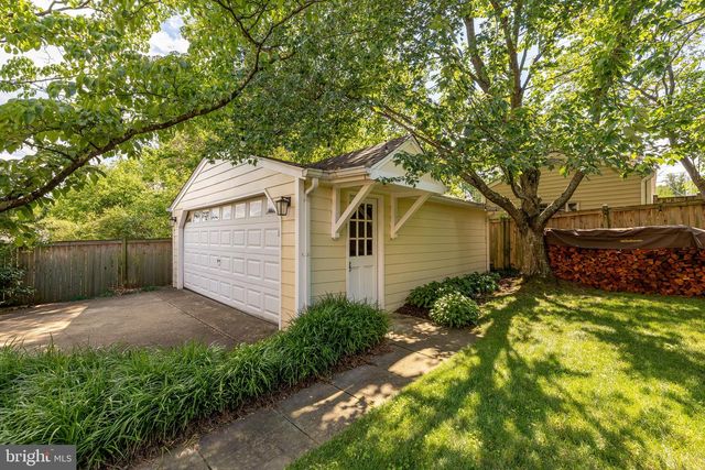 2832 SUMMERFIELD RD, Falls Church, VA 22042
