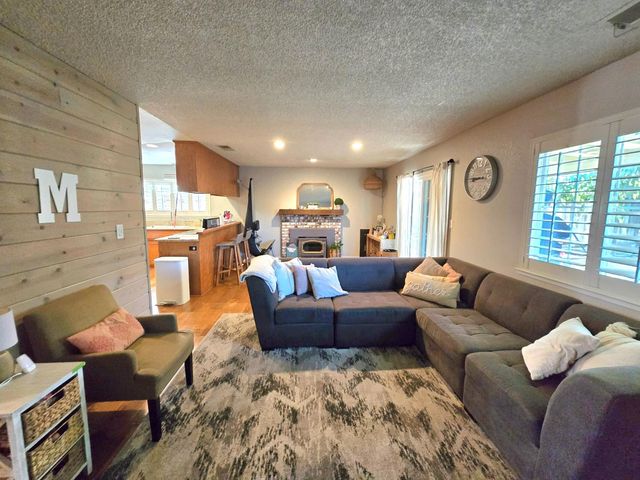 1364 Dove St, Los Banos, CA 93635