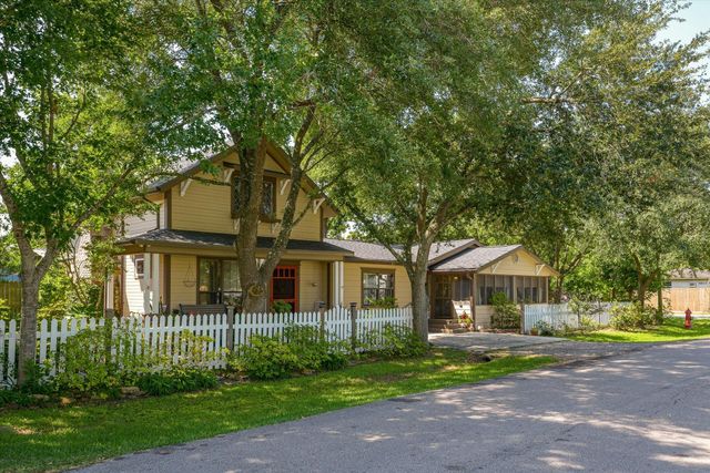 1021 Ave Avenue E, Bacliff, TX 77518