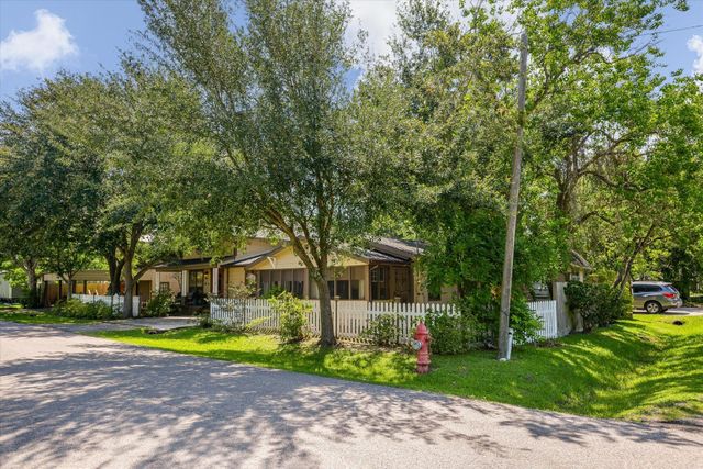 1021 Ave Avenue E, Bacliff, TX 77518