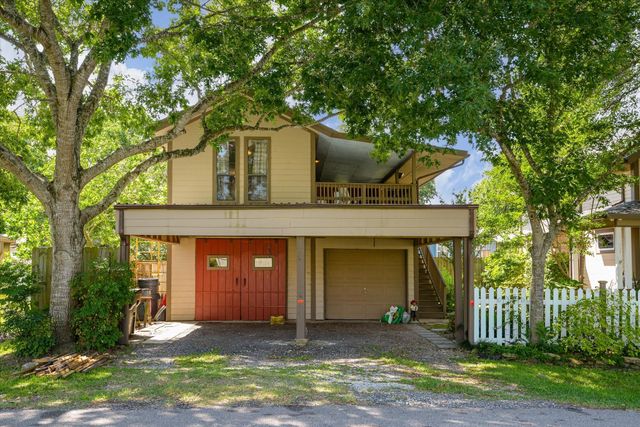 1021 Ave Avenue E, Bacliff, TX 77518