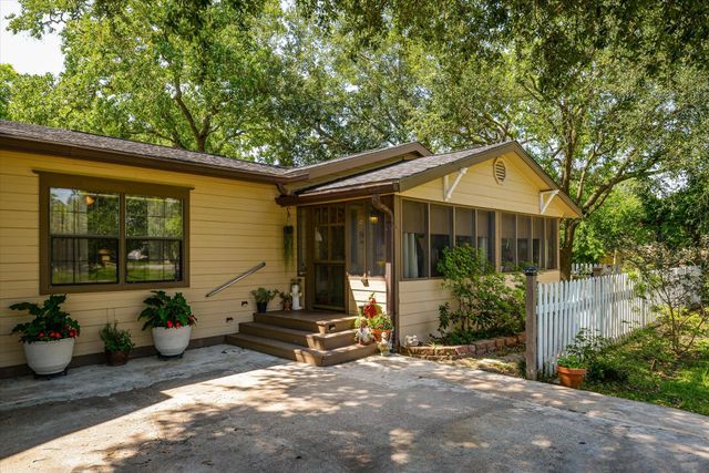 1021 Ave Avenue E, Bacliff, TX 77518
