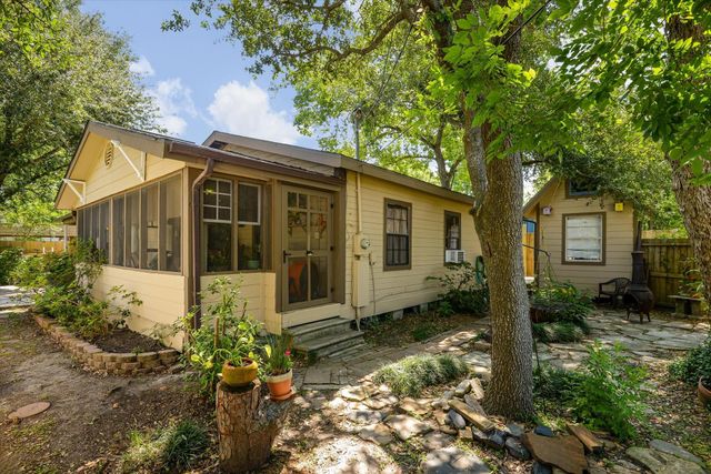 1021 Ave Avenue E, Bacliff, TX 77518