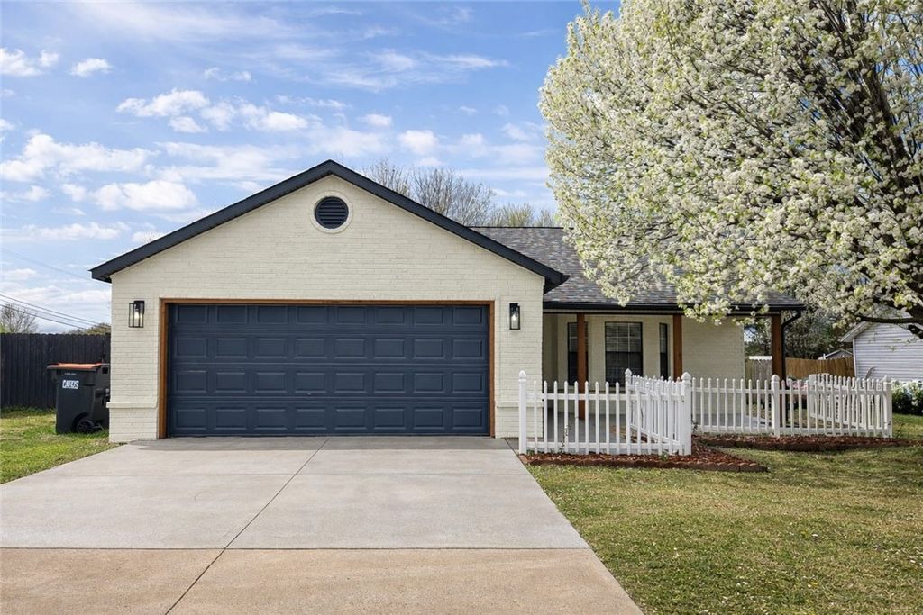 2930 Twin County Street, Springdale, AR 72764