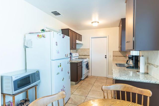 4446 E Brentwood Avenue, Fresno, CA 93703