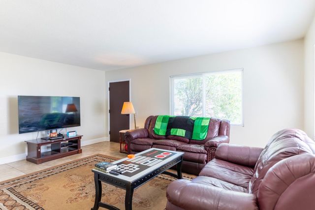 4446 E Brentwood Avenue, Fresno, CA 93703