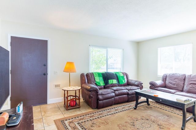 4446 E Brentwood Avenue, Fresno, CA 93703