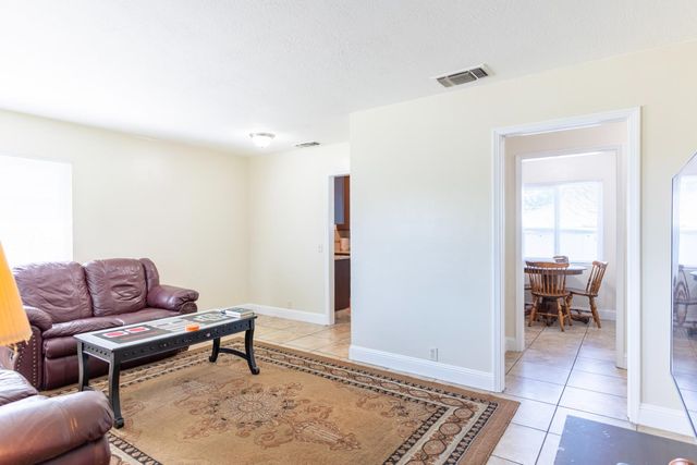 4446 E Brentwood Avenue, Fresno, CA 93703