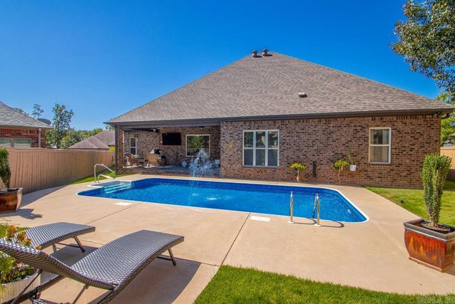 124 Lake Valley Dr, Maumelle, AR 72113