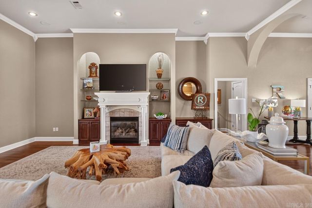 124 Lake Valley Dr, Maumelle, AR 72113