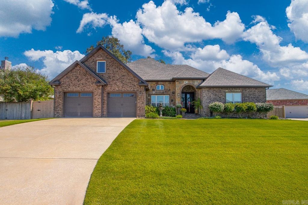 124 Lake Valley Dr, Maumelle, AR 72113