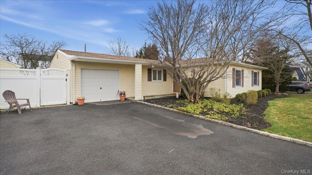 19 All Points Terrace, Holbrook, NY 11741