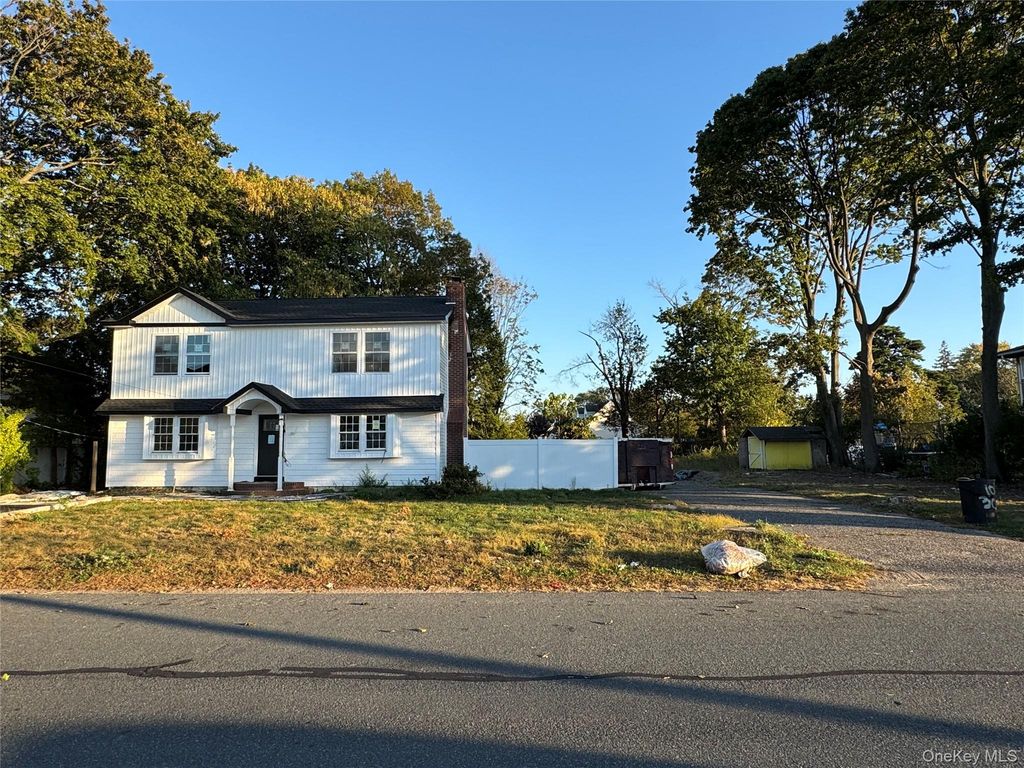 156 Farmers Avenue, Lindenhurst, NY 11757