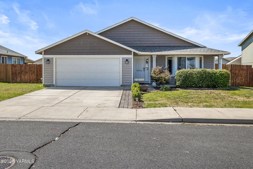 710 Columbus Ave, Moxee, WA 98936