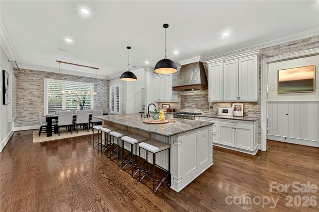 808 Huntington Park Drive, Charlotte, NC 28211