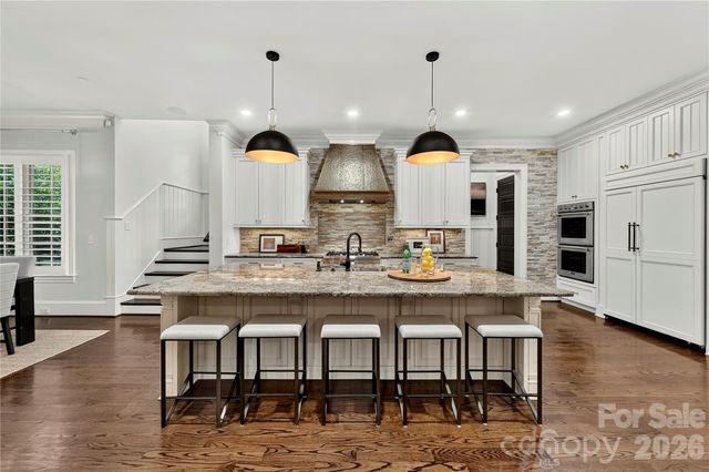 808 Huntington Park Drive, Charlotte, NC 28211